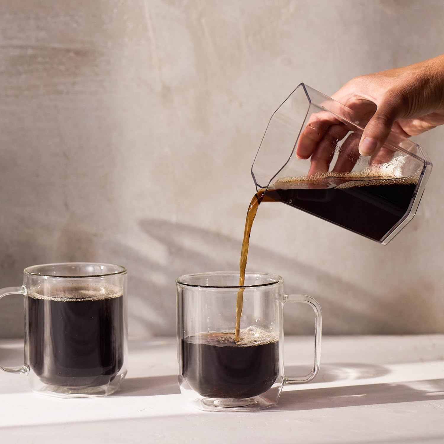 AeroPress Clear XL sirviendo café para dos tazas