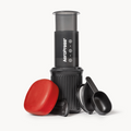 Cafetera de viaje AeroPress Go con taza y tapa para café donde vayas